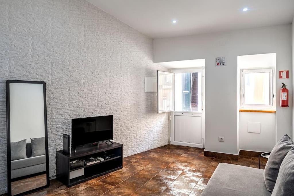 Cozy Ground Floor Studio With Ac And Loft Bedroom Lisboa Kültér fotó
